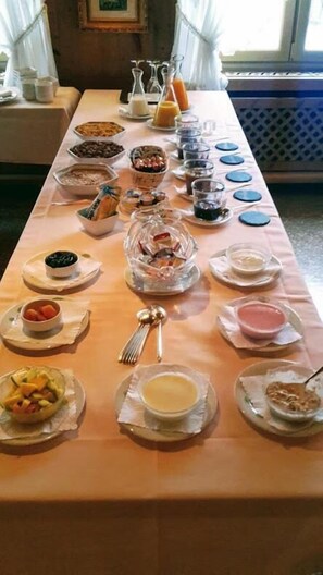 Frokost, lunsj og middag serveres