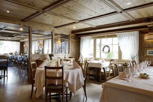 Breakfast, lunch, dinner served; international cuisine, alfresco dining