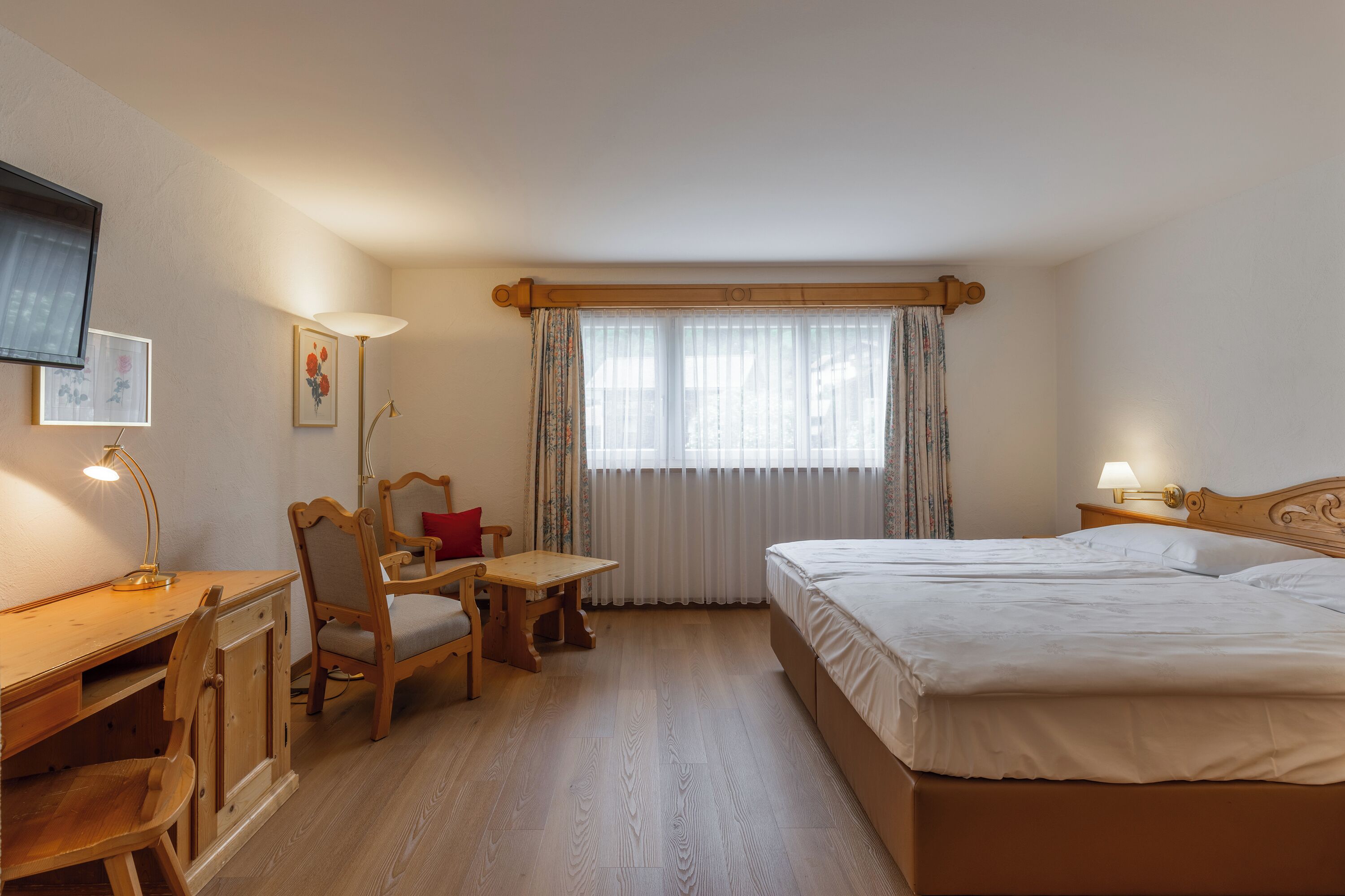 Ropa de cama hipoalergénica y minibar con artículos gratuitos 