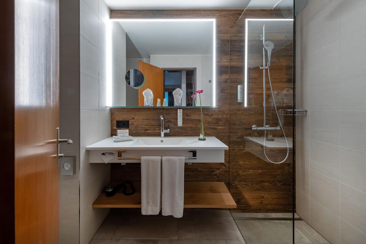 comfort double room | bathroom | free toiletries, hair dryer, bathrobes, towels