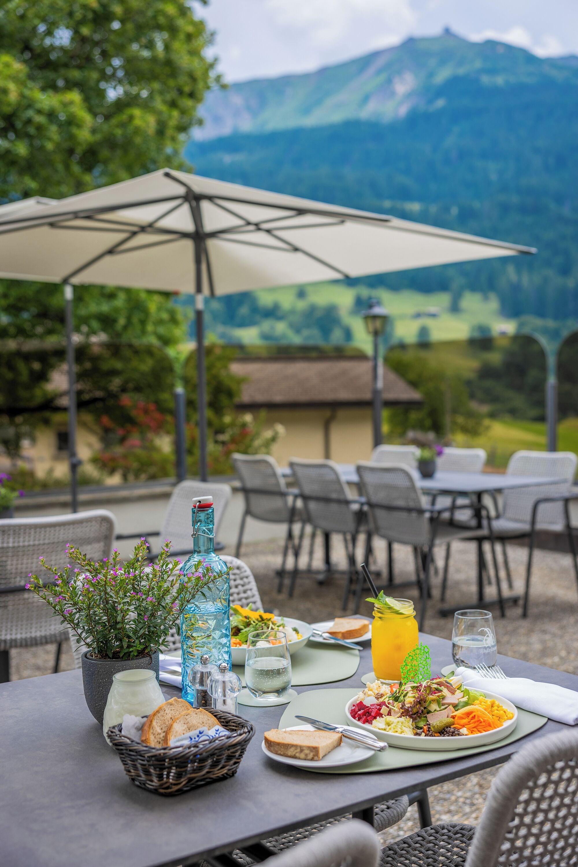 2 restaurants, breakfast served