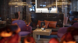 A modern lounge area with a sofa, armchairs, and a coffee table. - Sunstar Hotel Klosters (Klosters-Serneus)
