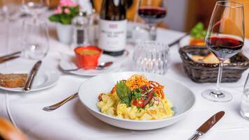 2 restaurants, breakfast served