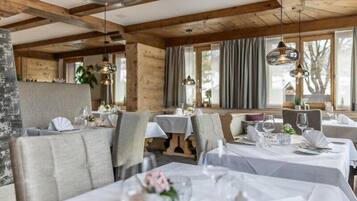 2 restaurantes, é servido café da manhã