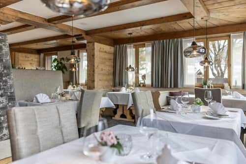 2 restauranter, der serverer morgenmad, frokost og aftensmad