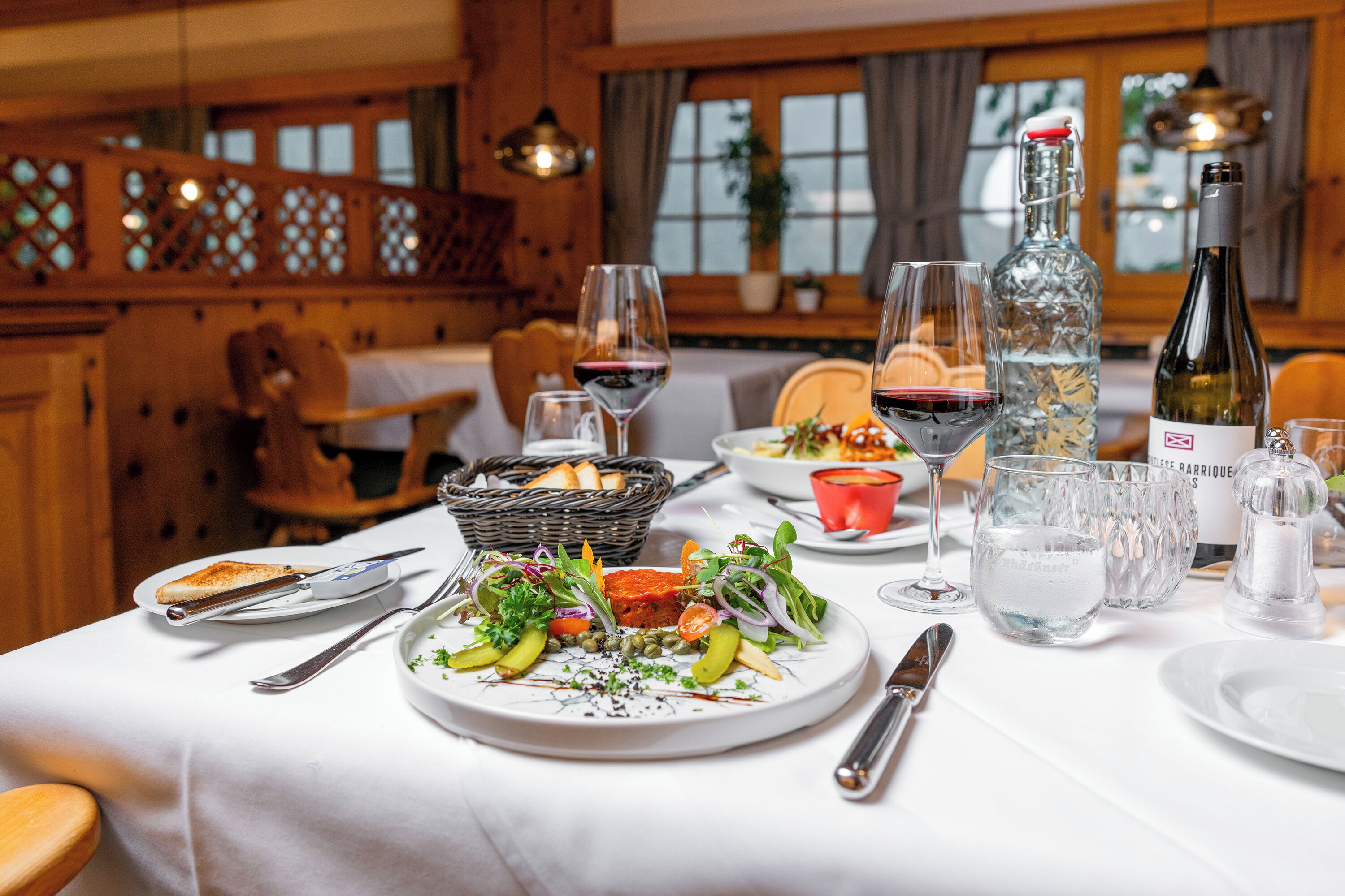 2 restaurants, breakfast served