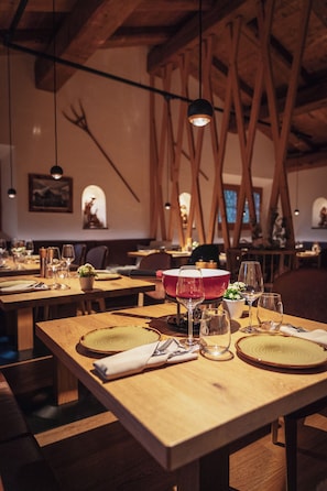 2 restaurants; breakfast, lunch and dinner served 