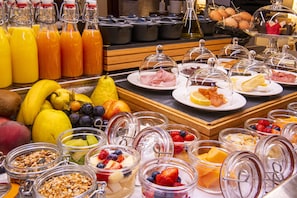 Daily buffet breakfast (CHF 41 per person)