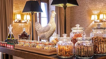 Eine Bar mit verschiedenen Speisen, einem dekorativen Hahn und einer Kristallleuchtre.'