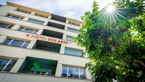 A multi-story hotel building with balconies and a sign that reads "HOTEL DES ARTS". - Hotel des Arts (Neuchatel)