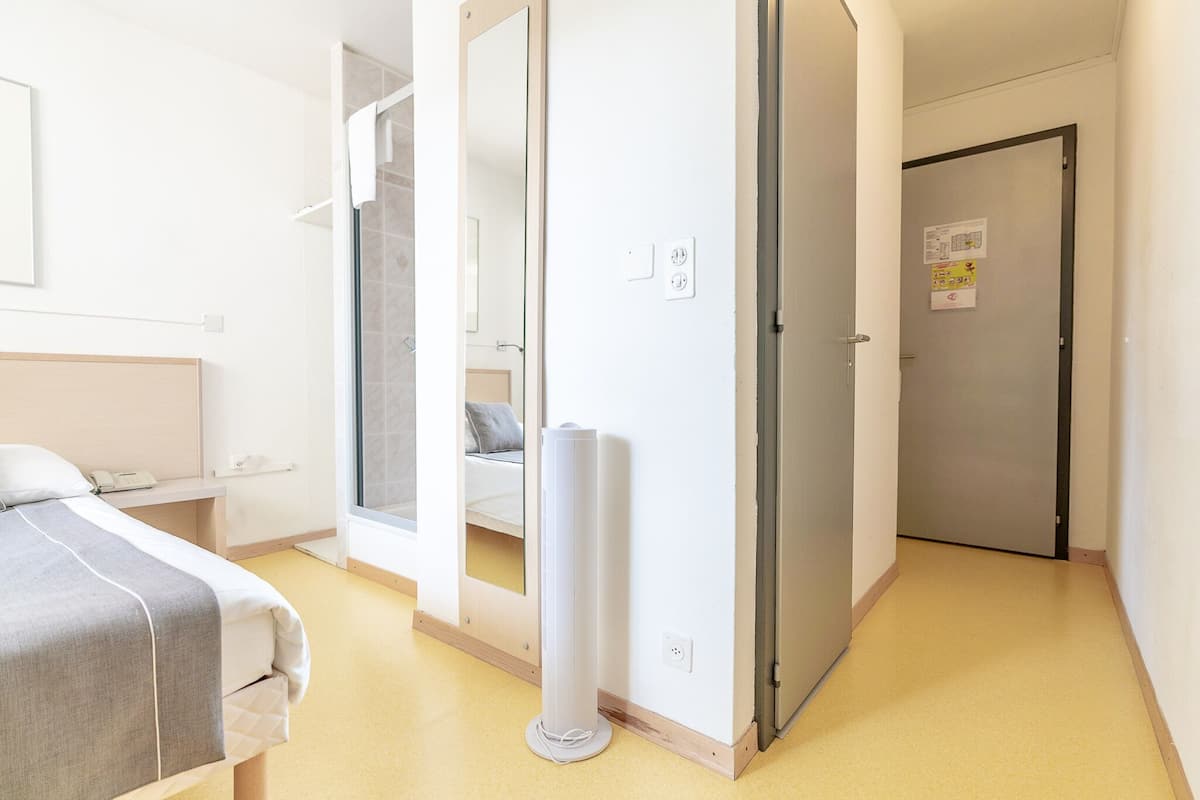 Eenpersoonskamer | Luxe beddengoed, een bureau, een laptopwerkplek, gratis wifi