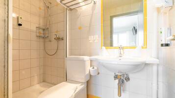 Ein Badezimmer mit Toilette, Dusche und Waschbecken.