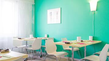 Desayuno buffet diario (CHF 18 por persona)