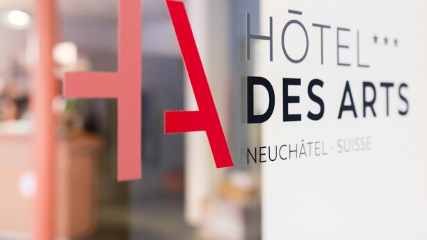 A hotel sign with the name "Hôtel Des Arts" and the location "Neuchâtel, Switzerland". - Hotel des Arts (Neuchatel)