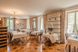 S'hi serveixen plats de cuina internacional