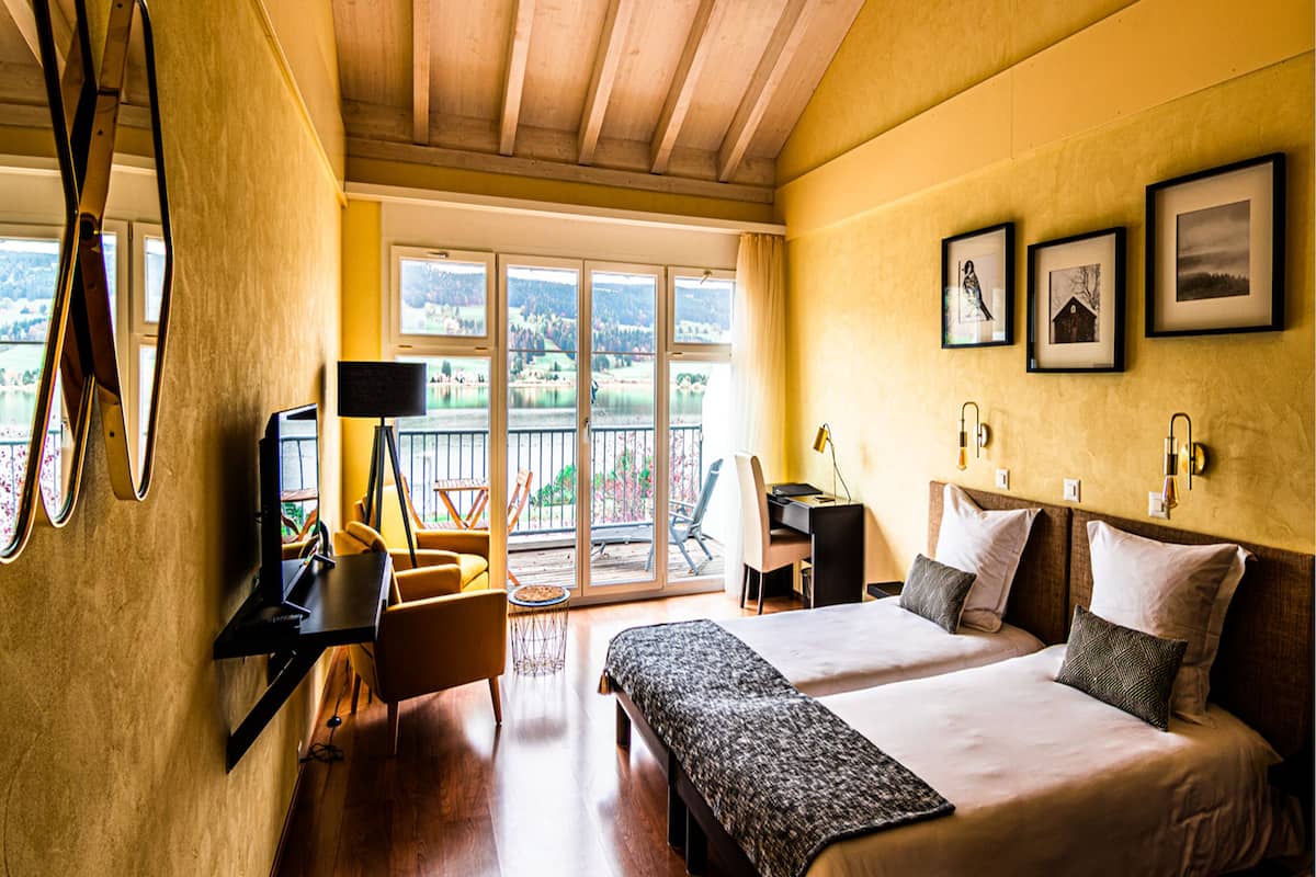 deluxe double or twin room | living area | tv