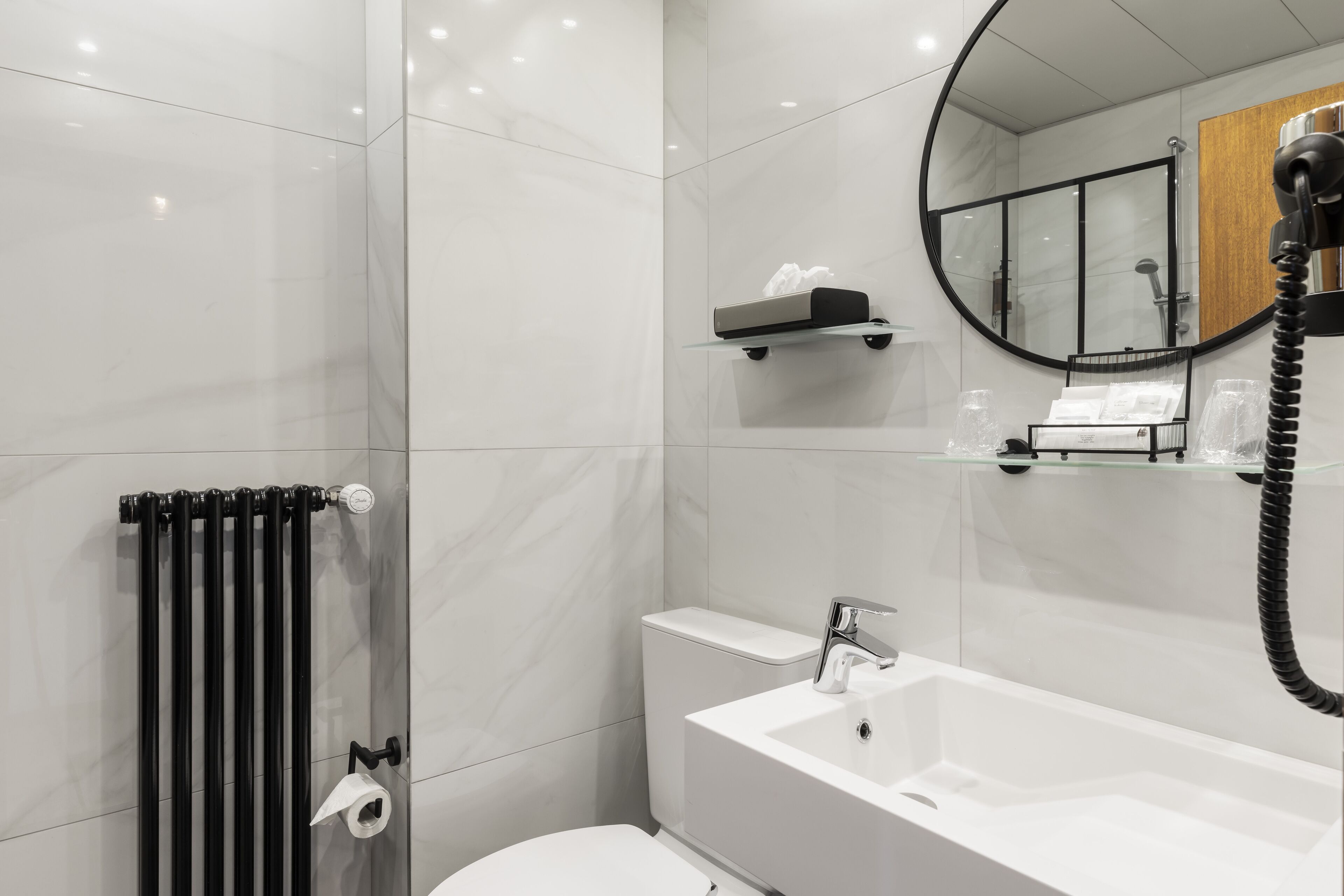 chambre standard supérieure double ou avec lits jumeaux | bathroom | free toiletries, hair dryer, towels