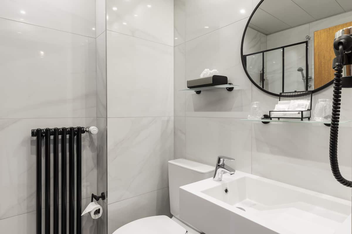 chambre standard supérieure double ou avec lits jumeaux | bathroom | free toiletries, hair dryer, towels