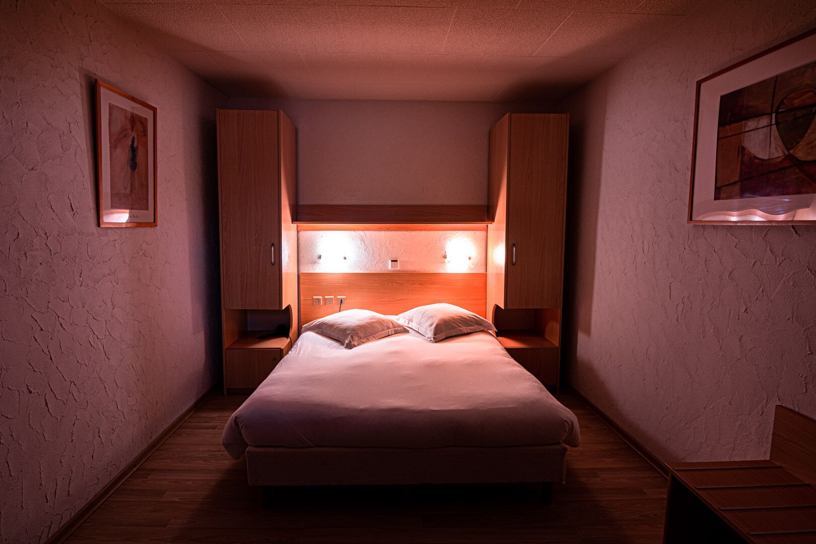 chambre standard supérieure double ou avec lits jumeaux | desk, laptop workspace, iron/ironing board, free cots/infant beds