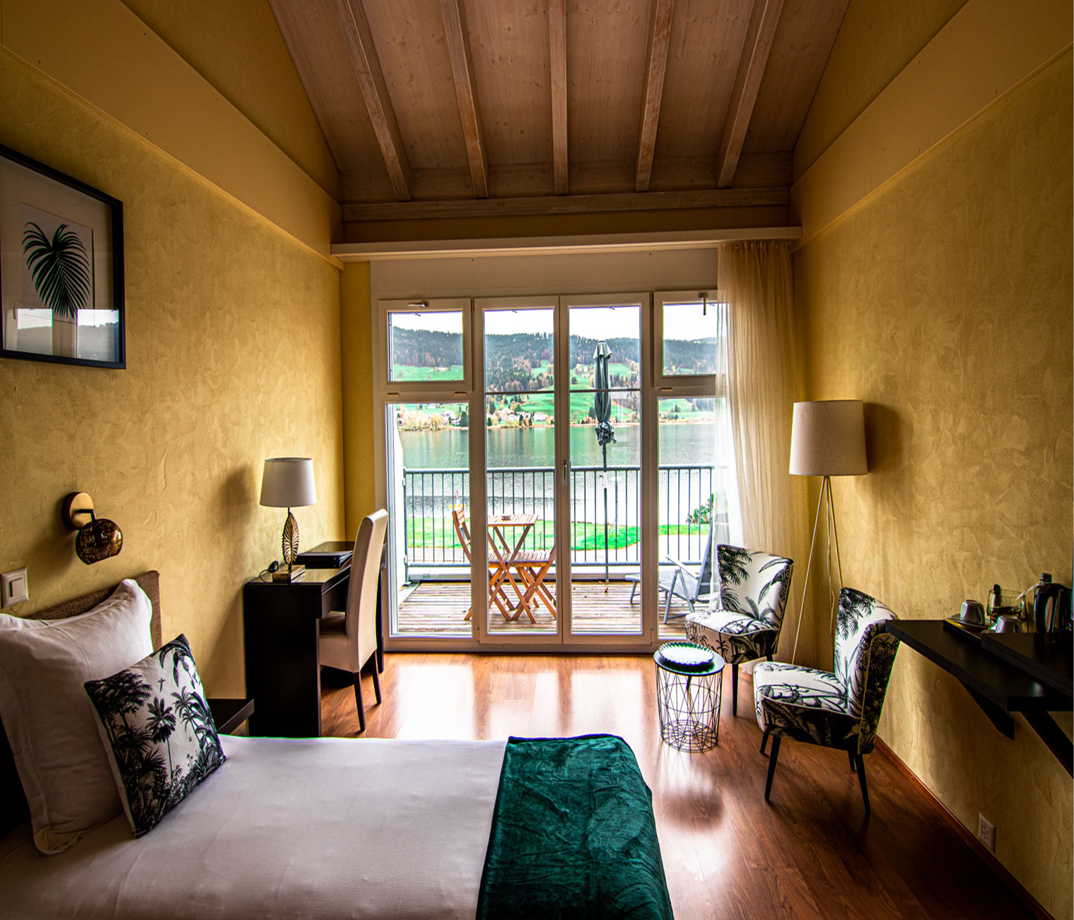 deluxe double or twin room | living area | tv