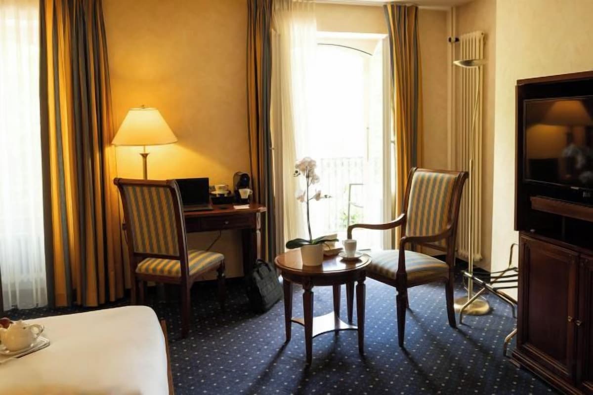 Minibar, in-room safe, desk, free WiFi