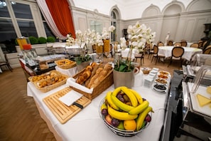 Daily buffet breakfast (CHF 26 per person)