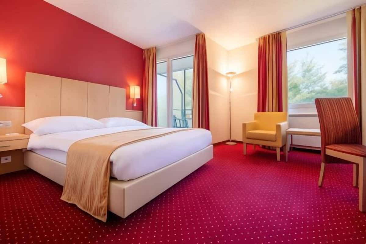 Caja de seguridad en la habitación, escritorio y cunas gratuitas