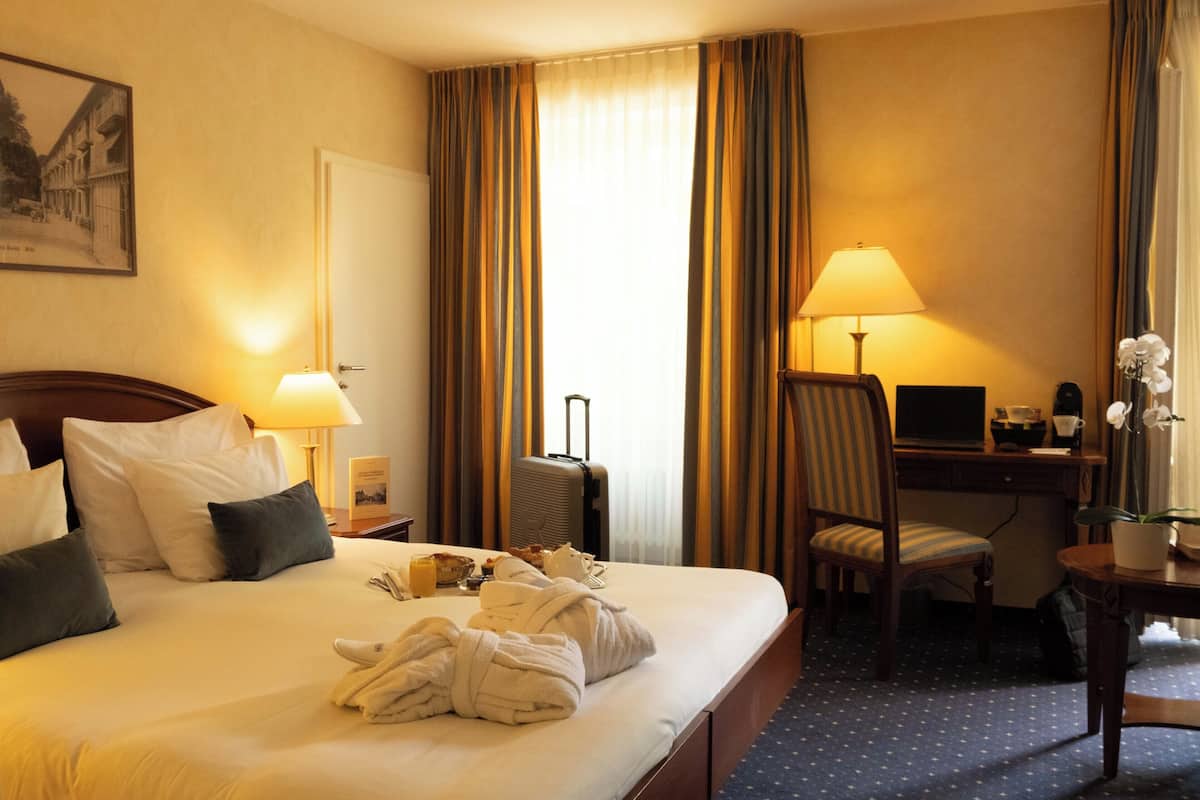 traditional room | 1 bedroom, in-room safe, desk, free cots/infant beds