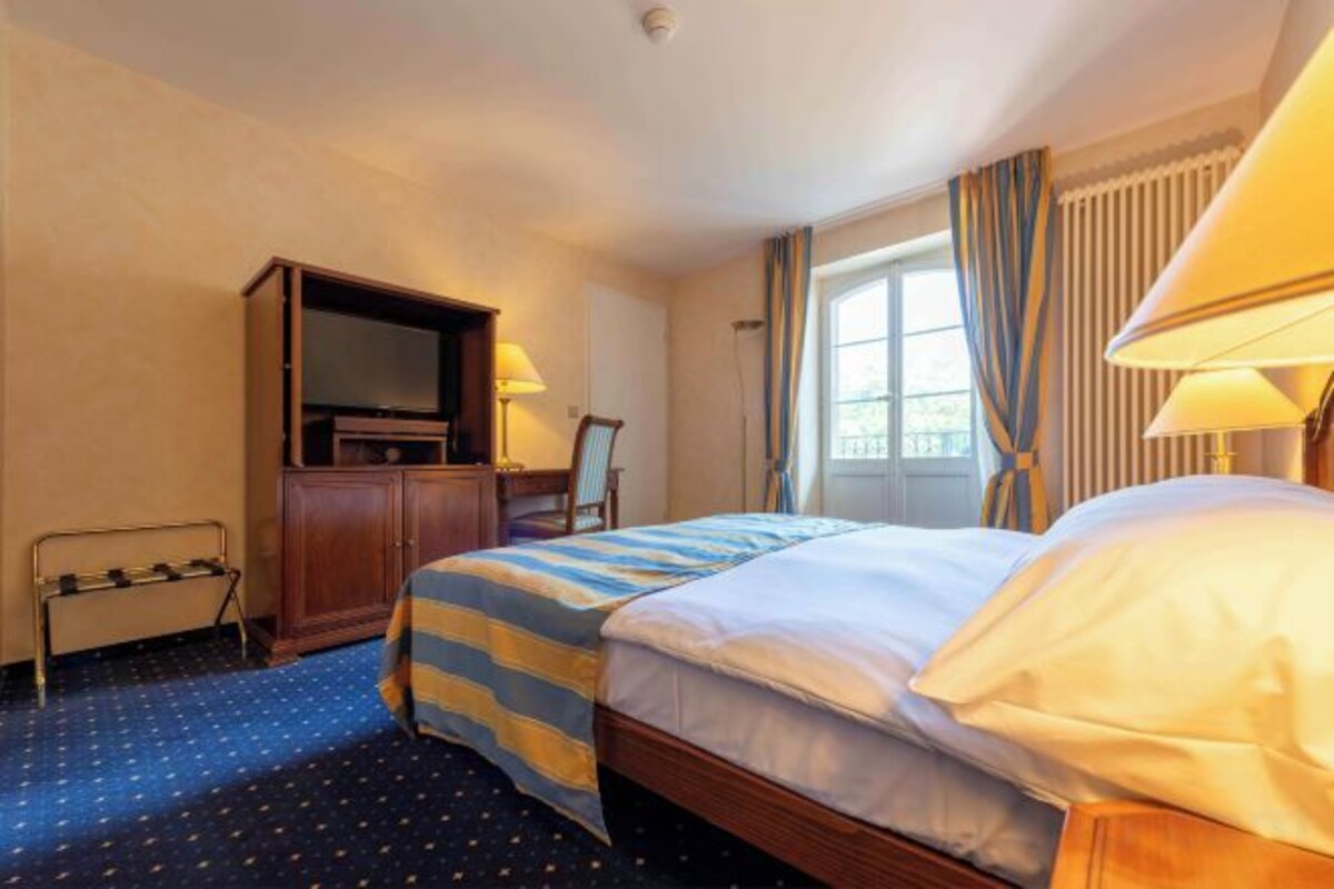 Minibar, in-room safe, desk, free WiFi