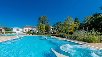 2 outdoor pools, sun loungers