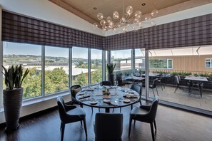 2 restaurants, lunch, dinner served; local cuisine 