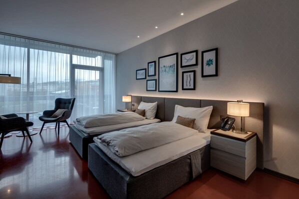 Hypo-allergenic bedding, minibar, in-room safe, desk