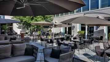 2 restaurants, lunch, dinner served; local cuisine