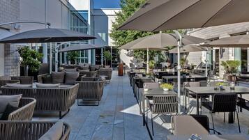 2 restaurants, lunch, dinner served; local cuisine