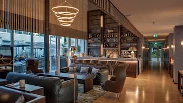 2 restaurants, serveren lunch, diner, lokale gerechten