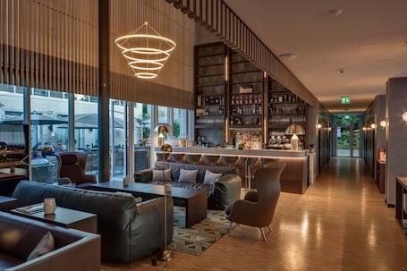 2 restaurants, lunch, dinner served; local cuisine