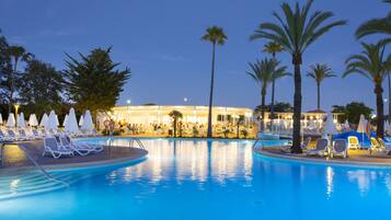 Hồ bơi trong nhà, hồ bơi ngoài trời, dù/ô trên bãi biển/hồ bơi