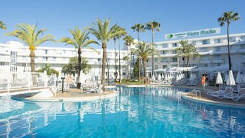 Piscine couverte, piscine extérieure, parasols de plage, chaises longues