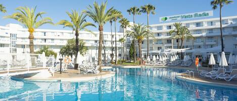 Piscine couverte, piscine extérieure, parasols de plage, chaises longues