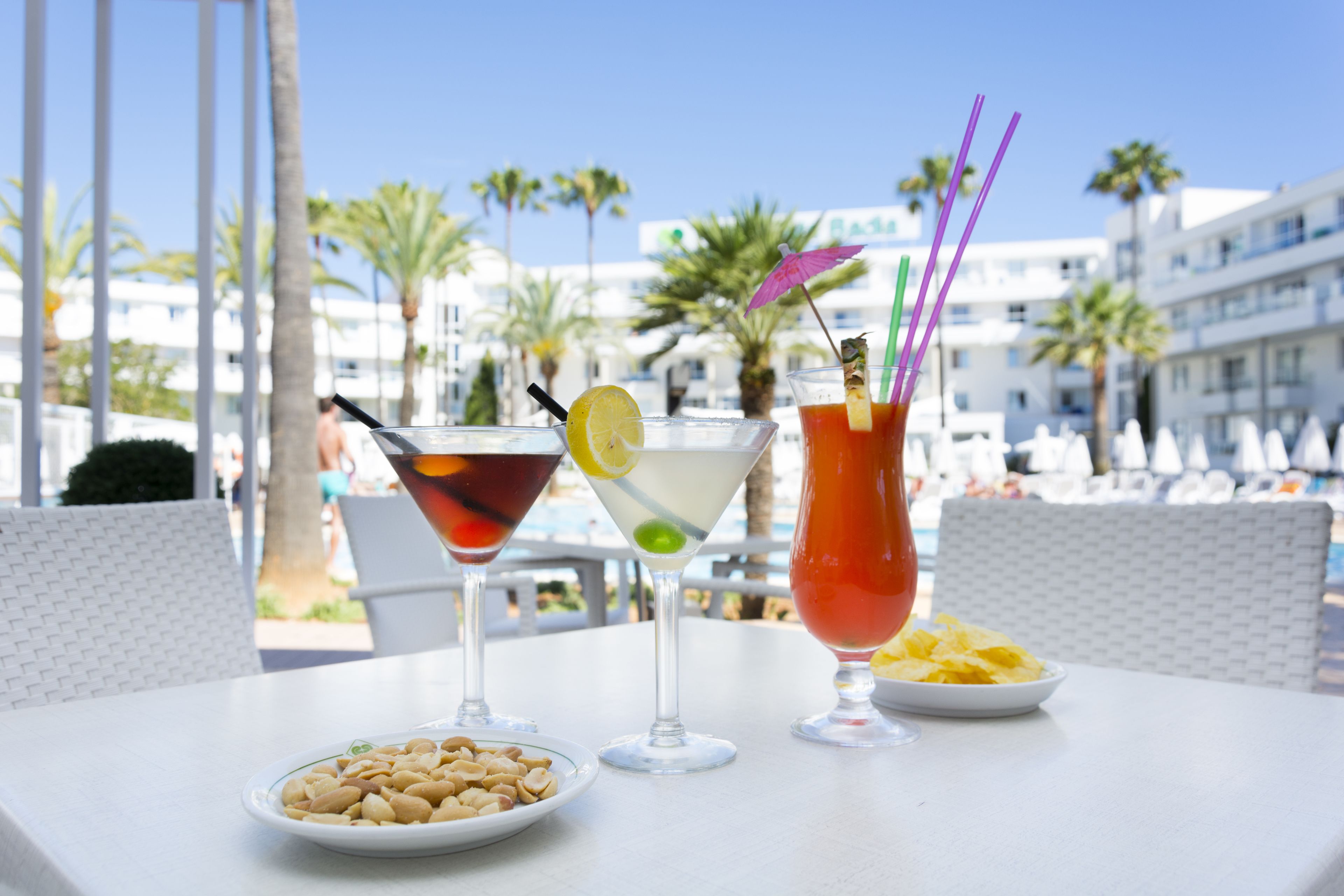 2 bars/lounges, een swim-up bar, een poolbar