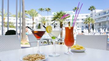 2 bars/lounges, een swim-up bar, een poolbar