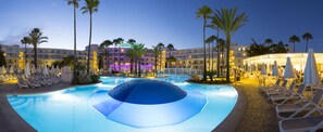 Indoor pool, outdoor pool, open open 24 hours a day, pool umbrellas - Protur Vista Badía Aparthotel (Sant Llorenc des Cardassar)
