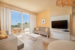 Leilighet, 1 soverom, balkong | Minibar, safe på rommet, individuelt innredet og skrivebord