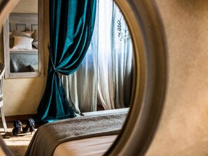 Minibar, desk, free WiFi