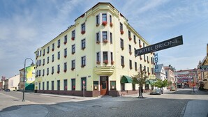 Un edificio en esquina con un cartel que dice "HOTEL BRIONI".