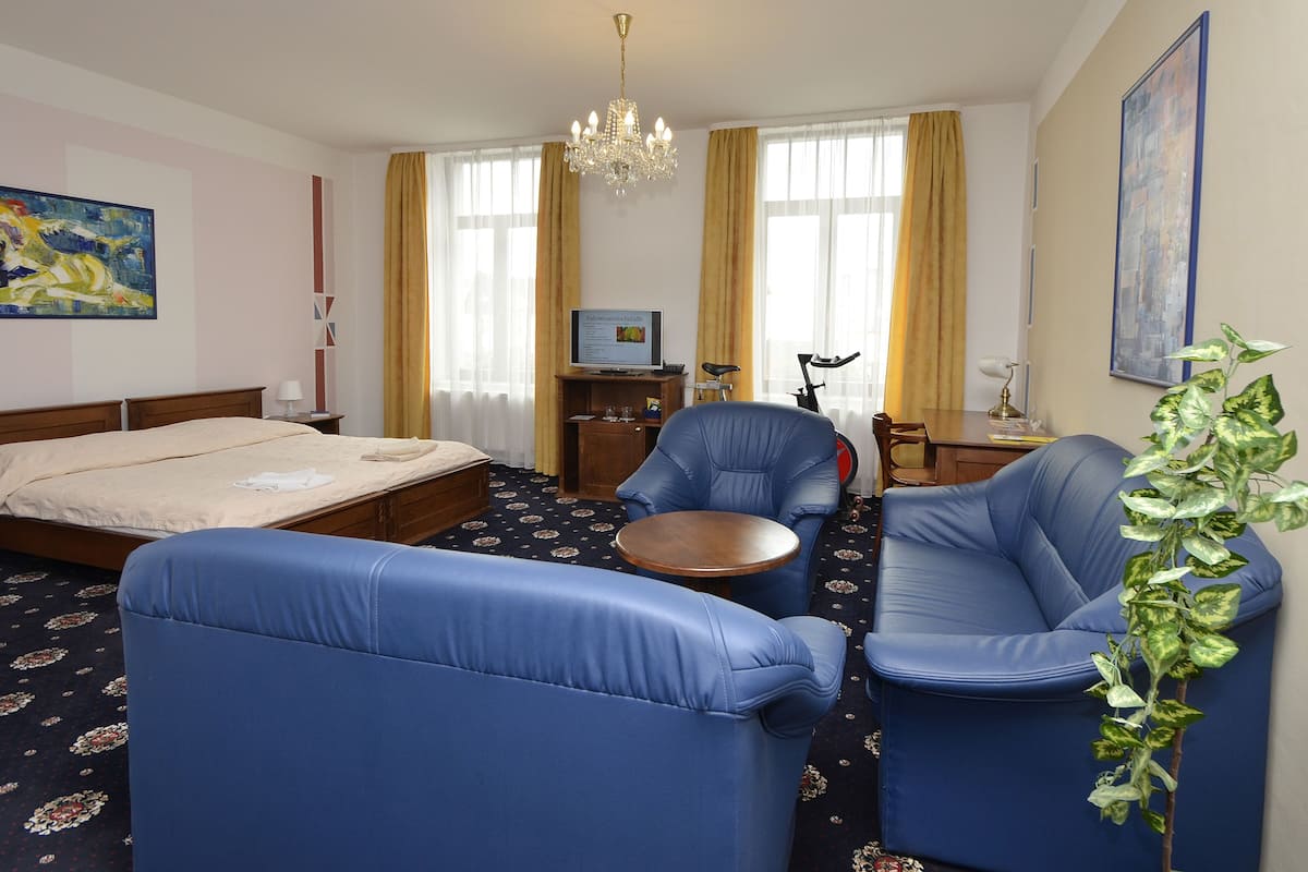 junior room, city view | 1 bedroom, hypo-allergenic bedding, memory-foam beds, in-room safe