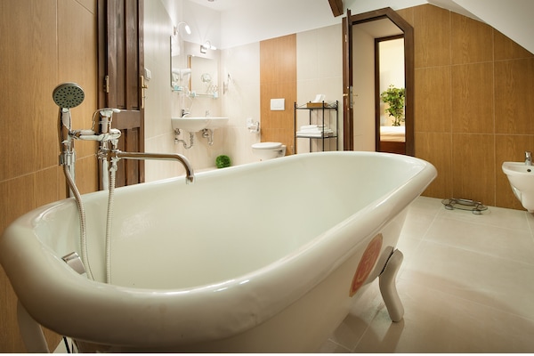 Luxury Apartment, 1 King Bed, Kitchenette, Executive Level (Executive level) | Bathroom | Free toiletries, hair dryer, towels, soap