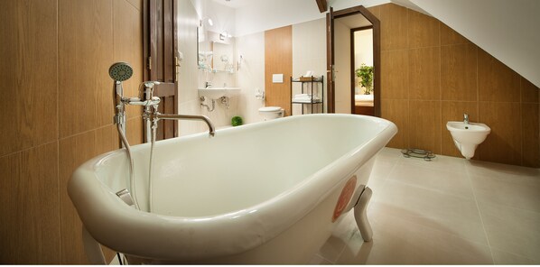 Departamento de lujo, 1 cama King size, cocineta, piso ejecutivo (Executive level) | Baño | Amenidades de baño gratuitas, secadora de cabello, toallas, jabón