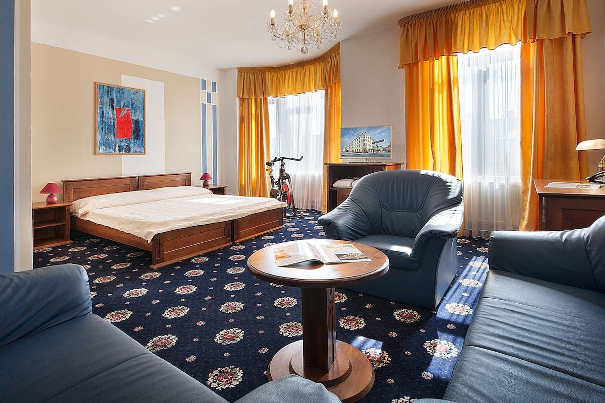 junior room, city view | living area | 60-cm flat-screen tv with cable channels, tv