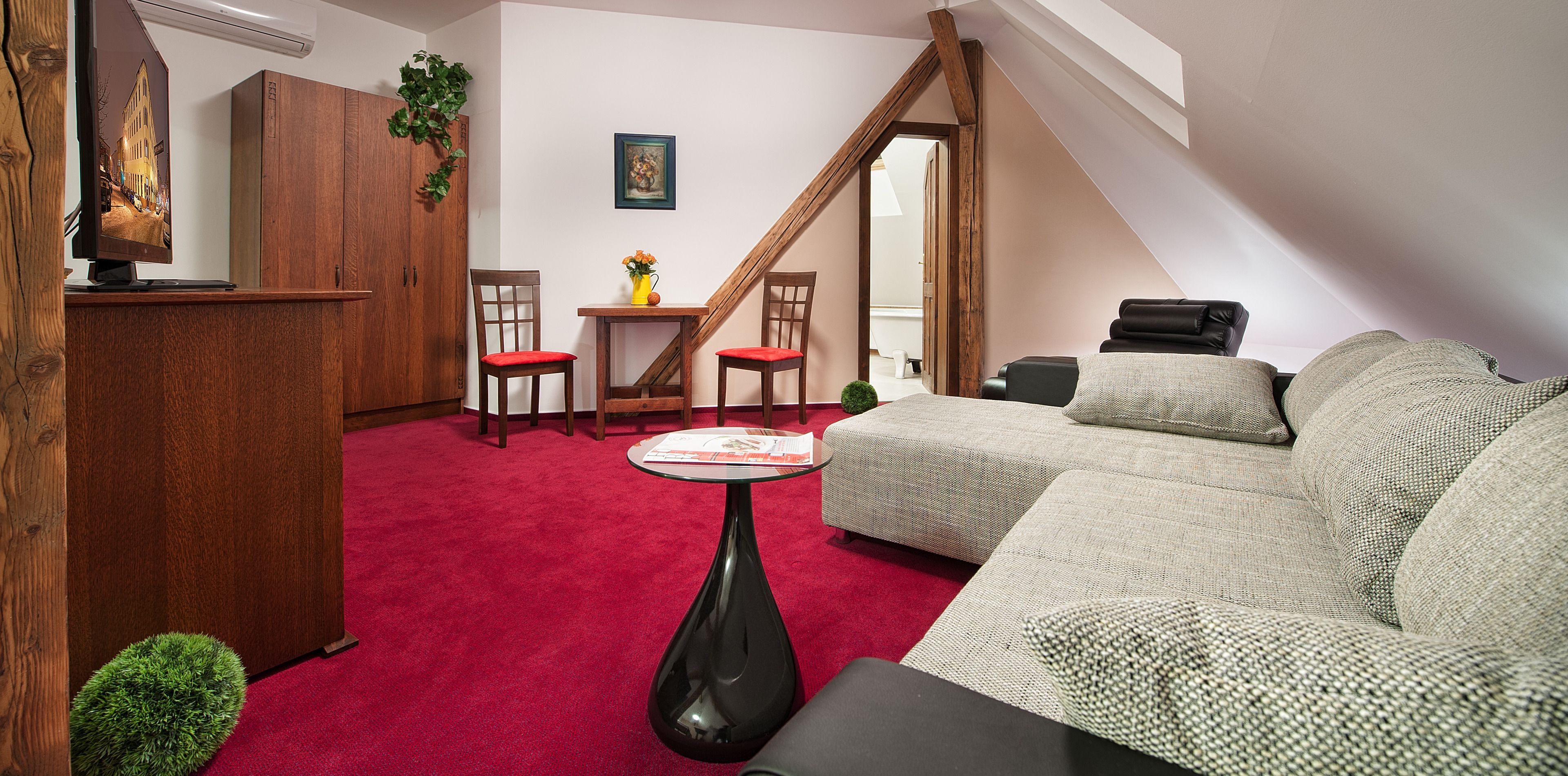 luxury apartment, 1 king bed, kitchenette, executive level (executive level) | living area | 60-cm flat-screen tv with cable channels, tv